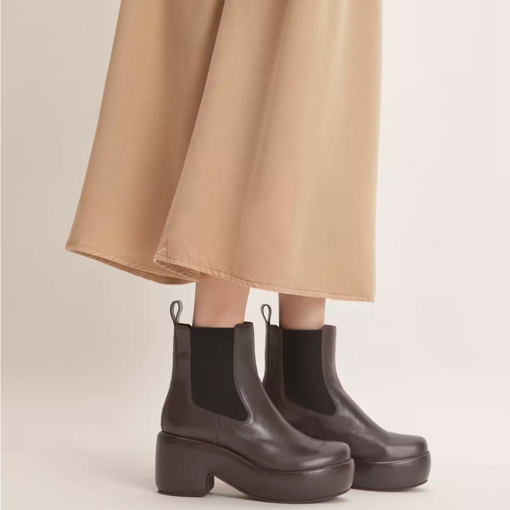 Everlane dark brown leather platform Chelsea style boot Size 10US women NIB!